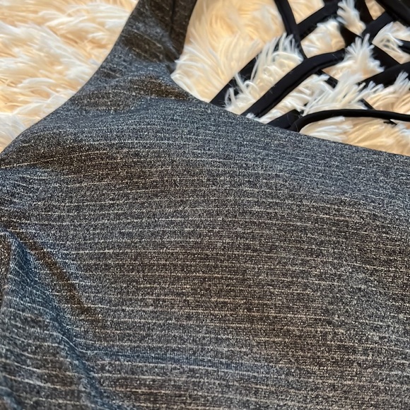 Lululemon work out top size 10 w/ build in bra & removable cup inserts - stripe - Picture 11 of 16